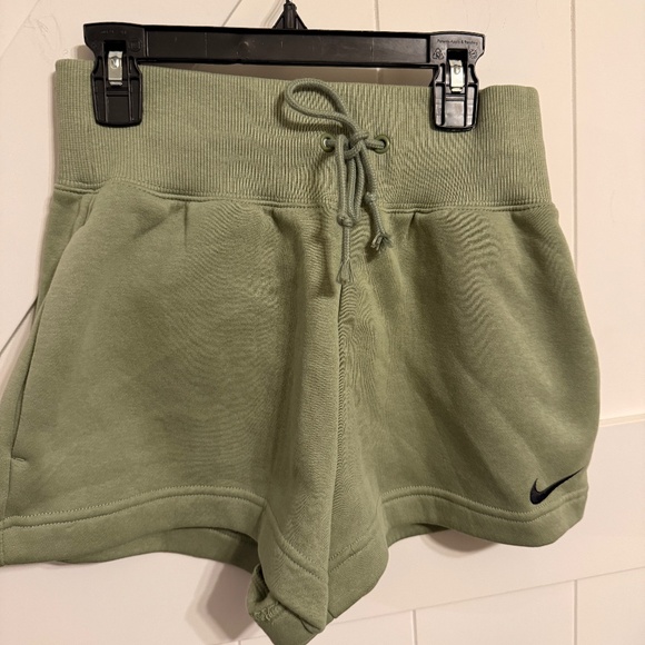 Nike Women's Fleece Shorts Loose Fit High Rise XS Nwt - Picture 1 of 3